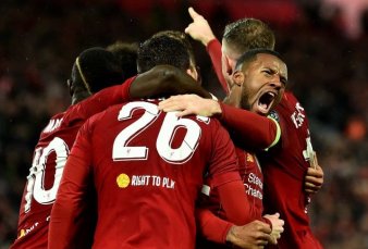 Coronavirus en Inglaterra: analizan prohibir los abrazos de gol