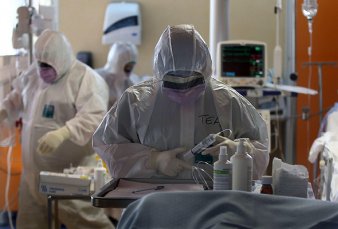 Cada dos horas se contagia un profesional de la salud en la ciudad y la provincia