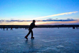 En El Calafate volvieron a patinar en la baha congelada