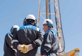 YPF eval�a licenciar personal, en caso de extenderse el aislamiento
