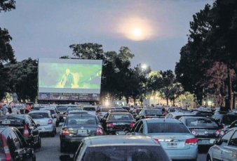 Vuelve la vieja normalidad: avanza el autocine porteo por la pandemia