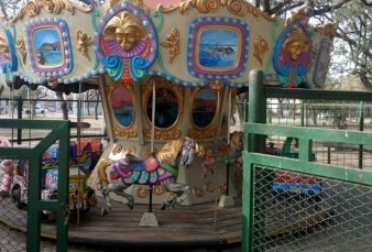 Histrico calesita vende los caballos de madera para pagar sus cuentas