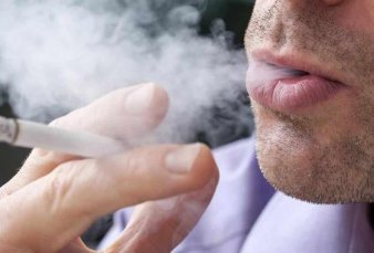 Alertan por ni�os con fumadores