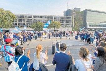 Los gremios aeron�uticos retienen 5 aviones de LATAM en Aeroparque