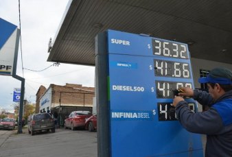 El Gobierno analiza autorizar aumentos en el precio de las naftas y del gasoil