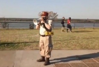 Agente de control rosarino reta con humor por el mal uso del barbijo y se viraliz�: "Lo hago naturalmente, tambi�n para pasarla bien yo"