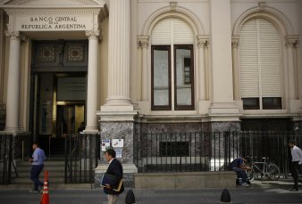 Tras el bloqueo de nuevas cuentas en d�lares, el BCRA apunta a las "cuevas"