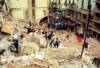 Aprueban una ley para hacer la "Plaza AMIA" en un relleno con los escombros del edificio