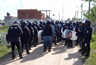 En el marco de un megaoperativo, la polica bonaerense desaloj la toma en Guernica