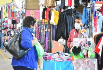 Con puestos que se turnan y rociadores sanitizantes, reabri� La Salada