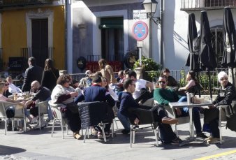 La Ciudad, desde hoy, con menos lmites a las reuniones, los eventos y la gastronoma