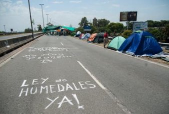Cortan el puente Rosario-Victoria en reclamo de la ley de humedales