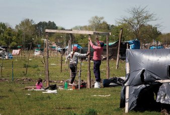 Sin desalojo a la vista, las tomas persisten en La Matanza y La Plata