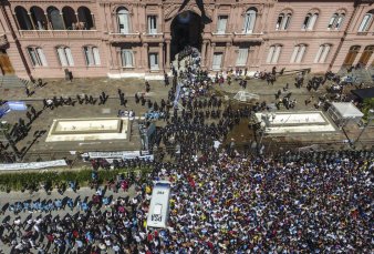 La Plaza de Mayo se inund de lgrimas en el adis a Maradona