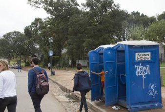 Hay pocos baos pblicos y con la gente al aire libre se nota ms