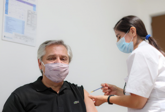 Alberto Fern�ndez se aplic� la Sputnik V - Enfermera: "Le dije 'me imagino que sac� turno'"