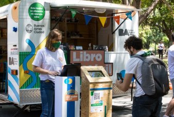 El Libro Mvil porteo, un vehculo cultural que empez su gira por plazas y ferias