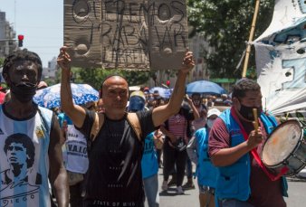 Segundo da de protestas de manteros en Flores contra los desalojos