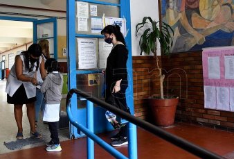 Cambio de planes: comienzan a vacunar a docentes aunque no terminaron con los m�dicos