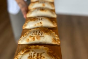 Es argentina y es furor en EE.UU. con sus empanadas
