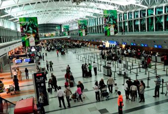 El Gobierno por ahora no cierra las fronteras, pero reduce vuelos a EE.UU., Brasil y Europa