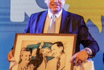El Presidente asume en el PJ, en un acto armado por su entorno