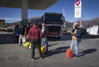 Largas colas para cargar nafta y desabastecimiento en el sur por los cortes en Vaca Muerta