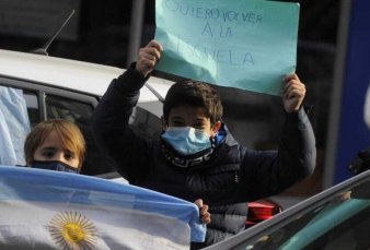 Kicillof enfrent protestas por las restricciones en las escuelas