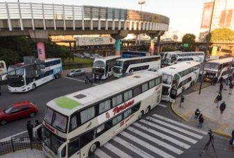 Caos en la Ciudad: bloqueo de micros de turismo y marcha de enfermeros