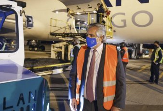 Alberto en Ezeiza celebr� m�s de 20 millones de dosis en el pa�s