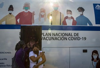 Chile suspende el uso de la vacuna de AstraZeneca por un caso de trombosis