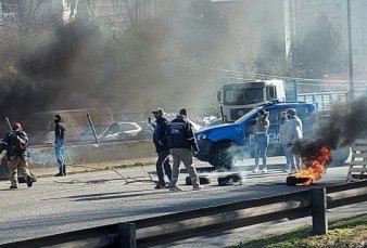 Protesta y enfrentamientos en la autopista Dellepiane