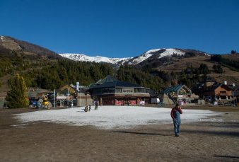 Llegaron turistas a Bariloche, pero falt un atractivo clave de la temporada: la nieve