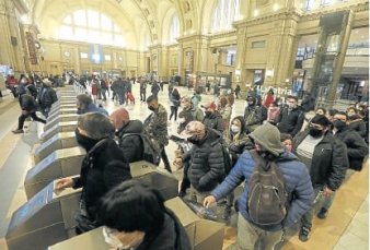 Aglomeraciones en el primer da de mayor aforo en el transporte