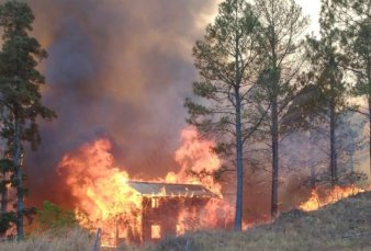 Incendios sin control en Crdoba obligan a 80 personas a abandonar sus casas