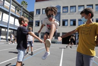 Los porteos dejan de usar el barbijo al aire libre y en los recreos