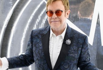 Tras 22 aos, Elton John vuelve a estar entre los 40 principales