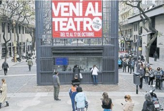 Furor por el teatro: largas filas para comprar entradas con 50% de descuento