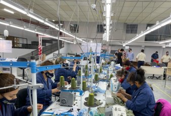 Cinco marcas de indumentaria se unen para fabricar y reabren una planta textil en Catamarca