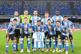 Napoli homenajea a Maradona con camiseta