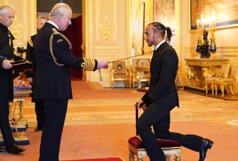 A slo tres das de perder el ttulo de la F1, Hamilton es ahora Sir de la Corona