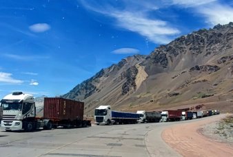 Tensin por 3000 camiones varados en la frontera con Chile