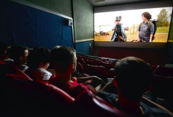 Por la pandemia cerraron 200 cines, pero la gente vuelve a las salas
