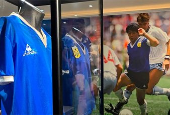 La histórica camiseta azul de Diego Maradona se vendió en u$s 9 millones