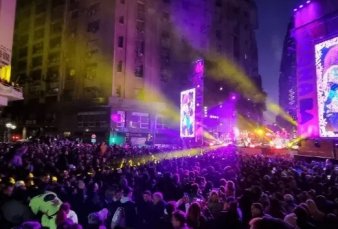 A puro cuarteto, La Mona Jimnez junt a una multitud en el Obelisco