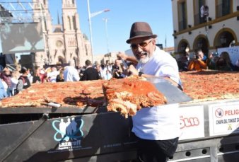 En Luján cocinaron la milanesa más grande del mundo, de 4 metros de largo