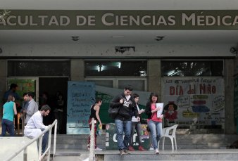 Bochazos masivos en Medicina de La Plata: reclaman volver a las aulas