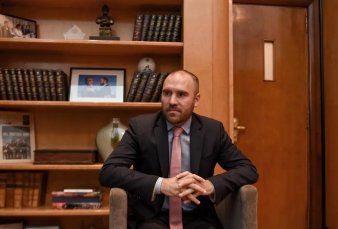 Con el riesgo pa�s en 2.400 puntos, Guzm�n sale a buscar $ 243 mil millones