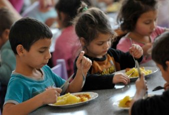 Unicef: más de un millón de niños y adolescentes saltean una comida