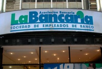 Los bancarios renegociaron un aumento anual del 94%